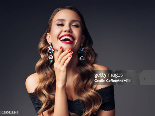 belle jeune fille avec le beau sourire sincère - portrait of beautiful brunette woman smile photos et images de collection