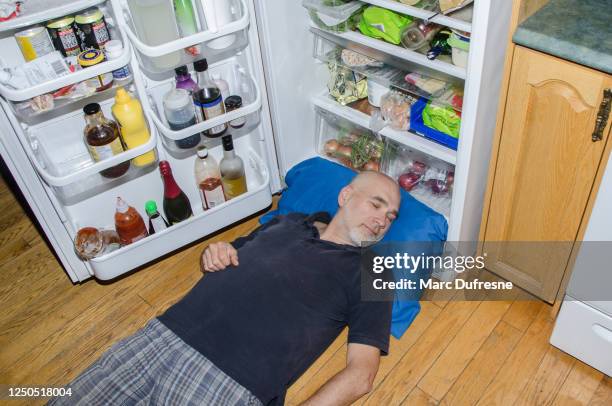睡在冰箱裡的男人 - heatwave 個照片及圖片檔