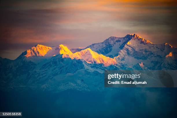 the golden sunrise in mount kanchenjunga - kangchenjunga stock-fotos und bilder