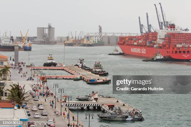 view from above of a hotel towards the boardwalk - veracruz stock pictures, royalty-free photos & images