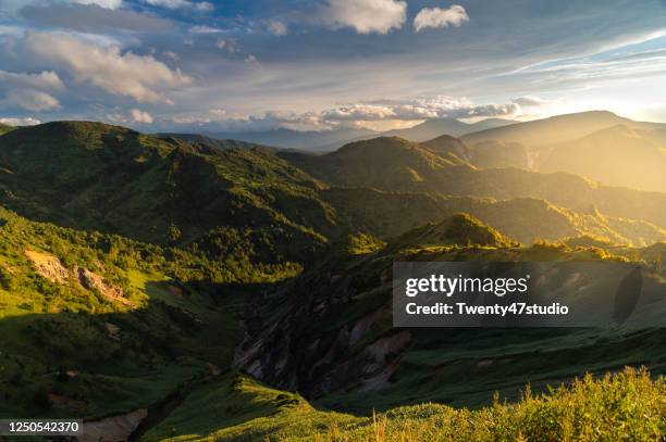 mountain landscape view on mount shigakogen in summer - koshin'etsu region photos et images de collection