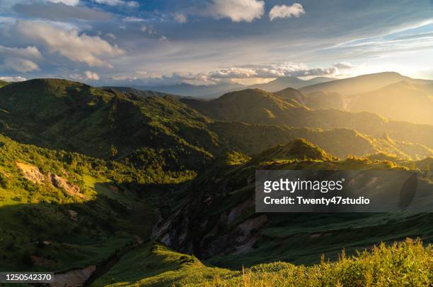 mountain landscape view on mount shigakogen in summer - gunma prefecture imagens e fotografias de stock