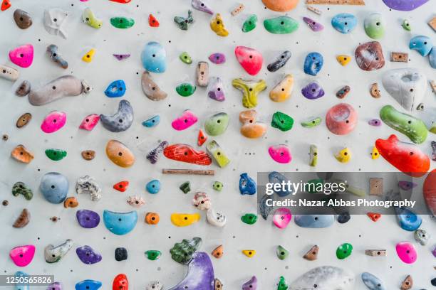 climbing wall background. - boulderen stockfoto's en -beelden