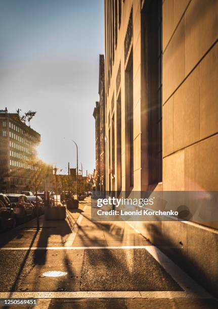 setting sun shines along a street sidewalk in rochester ny - rochester bundesstaat new york stock-fotos und bilder