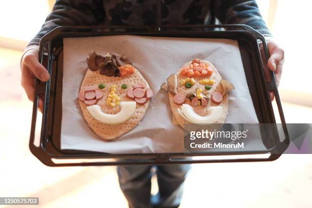 bread decorated funny face with vegetables - gluten free bread stockfoto's en -beelden