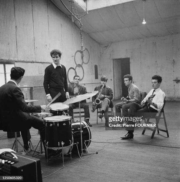 Eddy Mitchell en répétition avec le groupe Les Chaussettes Noires en studio à l’Olympia de Paris.
