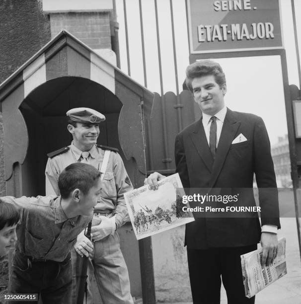 Eddy Mitchell à la sortie de la caserne militaire.