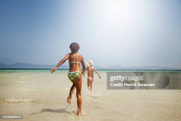 2 sisters on holiday - insel mallorca strand stock-fotos und bilder