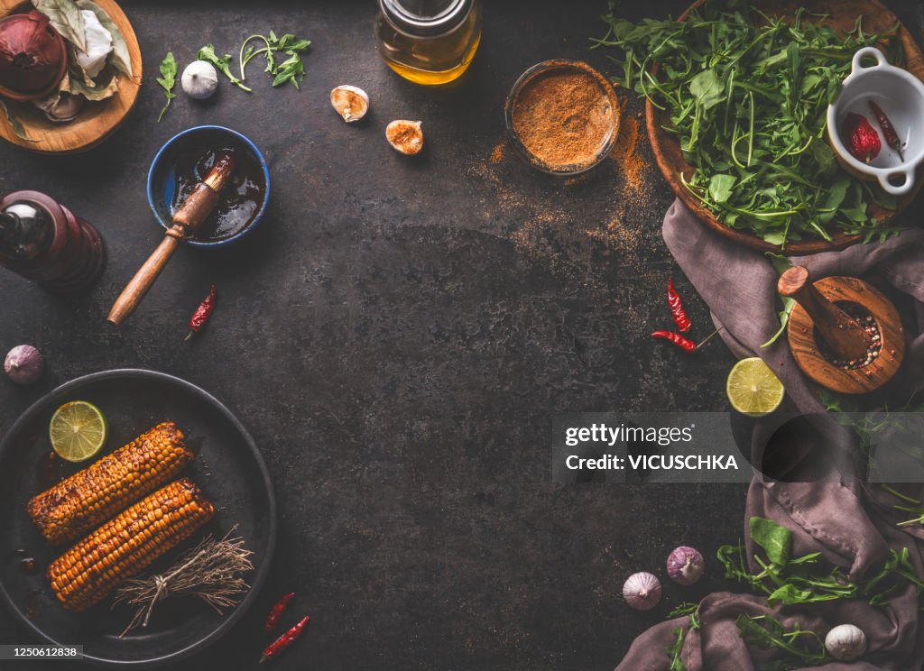 Dark Rustic Food Background Frame With Grilled Corn Cobs With Bbq Sauce  Fresh Salad And Other Tasty Ingredients To Grill Party Top View Foto de  stock - Getty Images