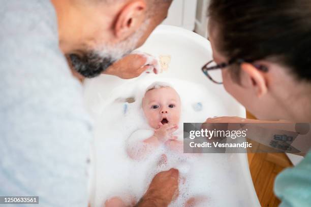 babybaden - frau gesicht schaum stock-fotos und bilder