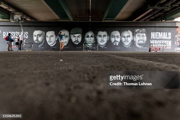 Meter long street art mural to commemorate the nine victims of the 2020 Hanau shooting spree at Friedensbruecke bridge picon June 19, 2020 in...