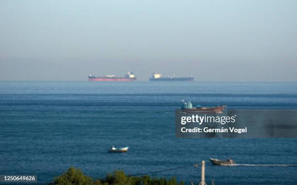 fishing and cargo container ships sailing in the strait of hormuz by qeshm island, persian gulf, iran - persian gulf 個照片及圖片檔