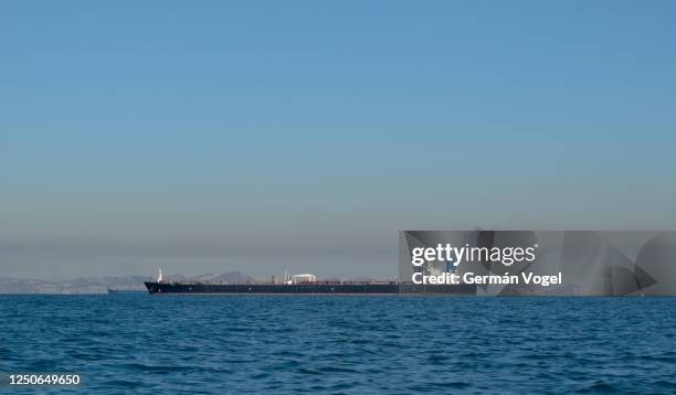 large oil tanker ship smoking sails strait of hormuz, persian gulf, iran - stretto foto e immagini stock