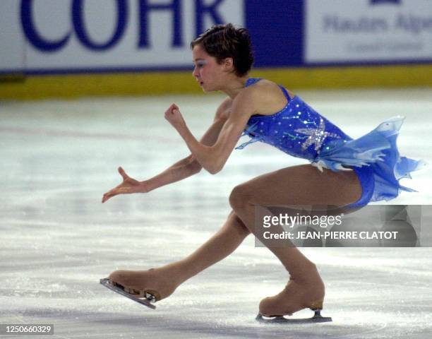 La patineuse Candice Didier effectue une des figures de son programme libre, le 21 décembre 2003 dans la patinoire René Froger de Briançon, lors des...