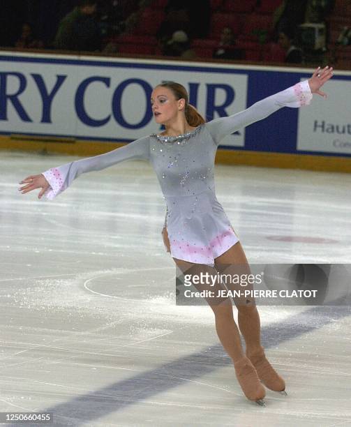 La patineuse française Anne-Sophie Calvez danse lors de l'épreuve du programme libre, le 20 décembre 2003 dans la patinoire René Froger de Briançon,...