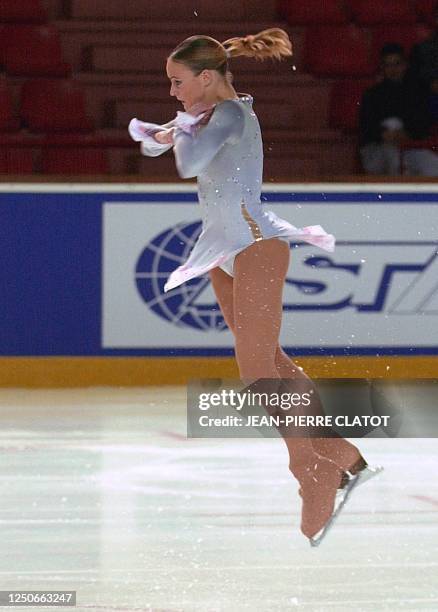 La patineuse française Anne-Sophie Calvez danse lors de l'épreuve du programme libre, le 20 décembre 2003 dans la patinoire René Froger de Briançon,...