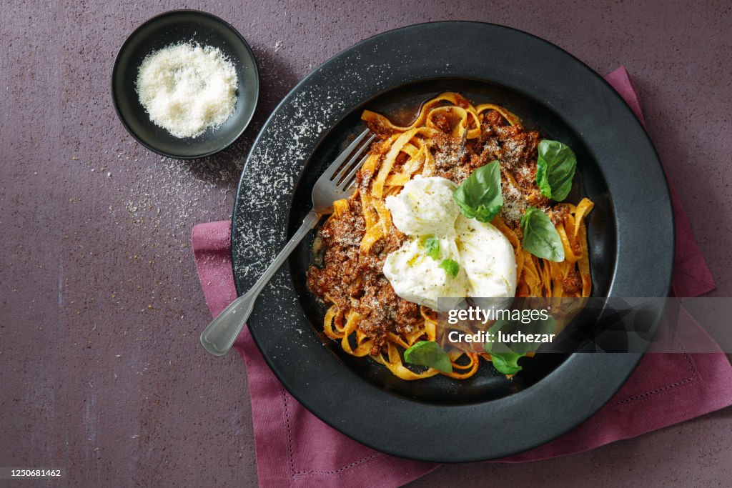 Rich Fettuccini Bolognese con Mozzarella de Búfalo