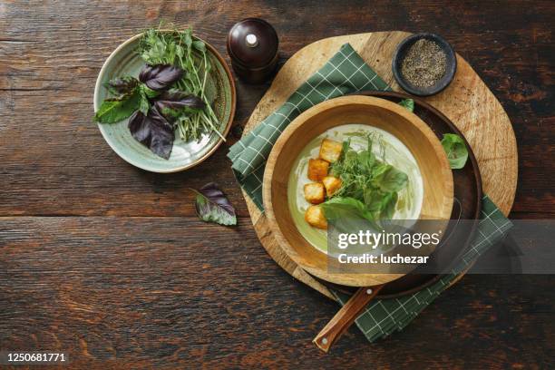 leek, broccoli and kale soup with croutons - pea and mint soup stock pictures, royalty-free photos & images