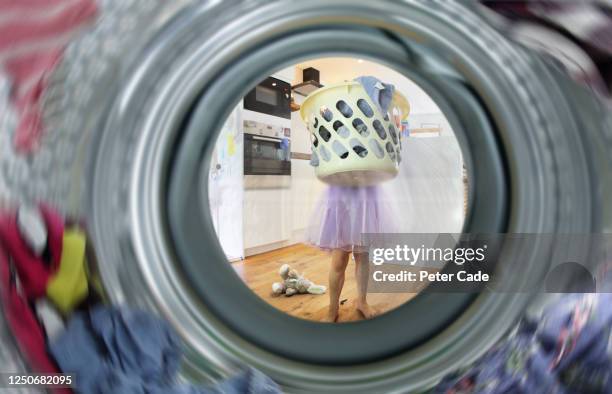 young girl doing the laundry - washing machine photos et images de collection