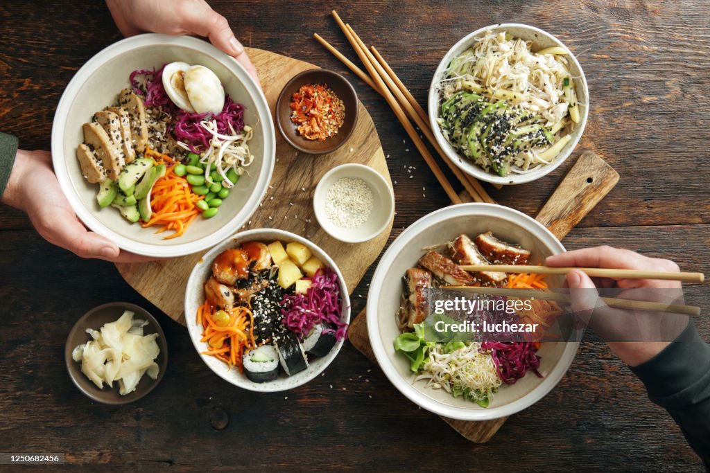 Familie Essen hausgemachte Poke Schalen und Glas Nudel Salat