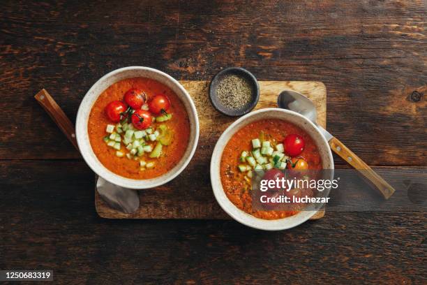 authentische gazpacho. spanische kalte tomatensuppe - soup vegtables stock-fotos und bilder