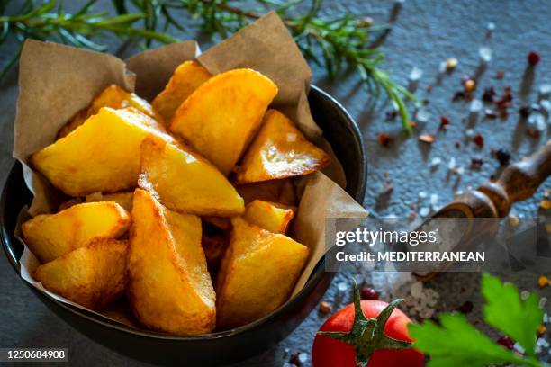 pommes frites potatis med kryddor som salt och peppar - patatas bravas bildbanksfoton och bilder