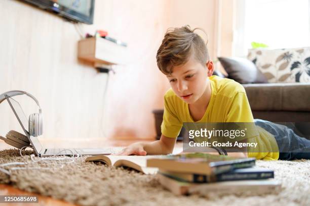 jong geitje dat thuis studeert - child reading a book stockfoto's en -beelden