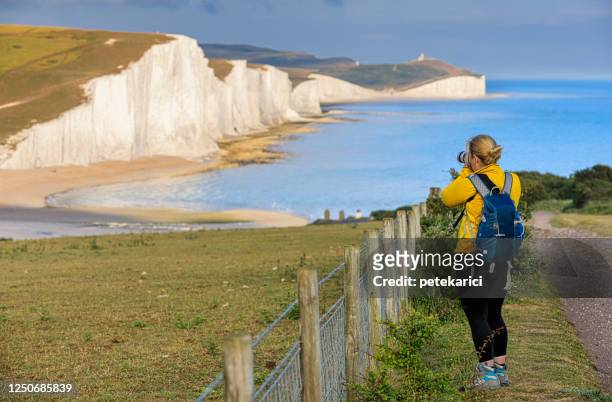 woman using dslr camera - photographer seascape stock pictures, royalty-free photos & images