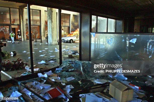 Picture taken 21 July 2001 shows a bank office after clashes between anti-riot police and anti-globalisation activits protesting against the G8...