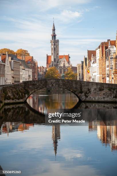 the spiegelrei in bruges - belgium canal stockfoto's en -beelden