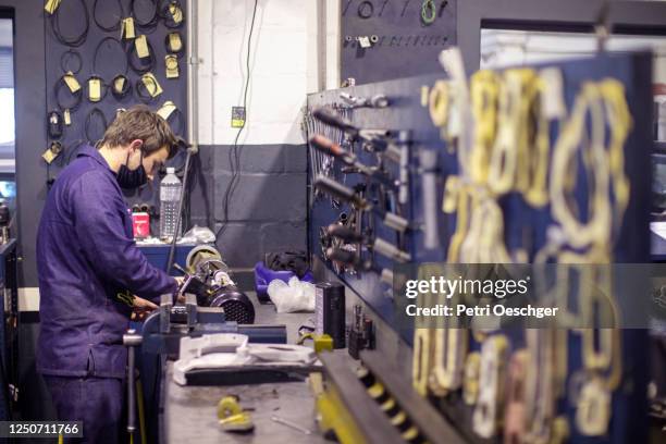 Engine With Mask Auto Mechanic Mask Photos and Premium High Res Pictures - Getty Images