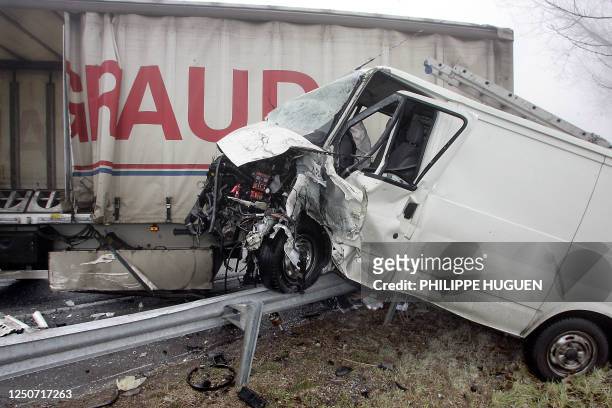 Photo de véhicules accidentés, le 01 février 2006 sur l'autoroute A25 où une série de carambolages entre Lille et Dunkerque a fait un mort et une...