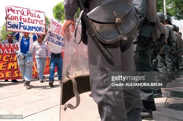 Trabajadores del gremio de la construccion llegan en marcha al Congreso peruano, en Lima el 11 de noviembre de 1999, manifestando su desacuerdo con...