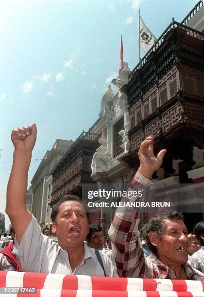 Trabajadores del gremio de la construccion gritan arengas frente a la Cancilleria peruana, en Lima el 11 de noviembre de 1999, manifestando su...