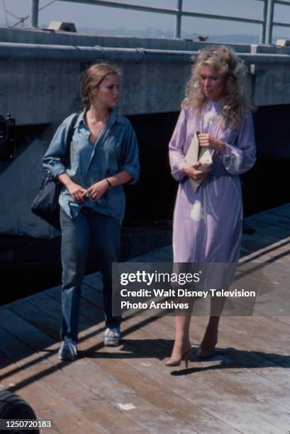 Jennifer Jason Leigh, Susan Anspach, behind the scenes, making of the ABC tv movie 'The First Time'.