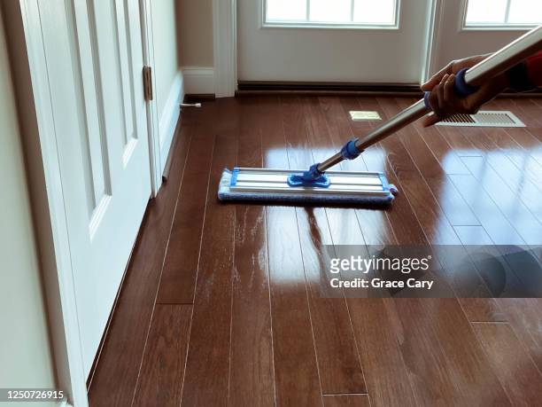 woman mops floor - legno duro foto e immagini stock