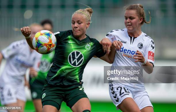 Pia-Sophie Wolter of Wolfsburg challenges Greta Stegemann of Freiburg during the Flyeralarm Frauen Bundesliga match between VfL Wolfsburg Women's and...