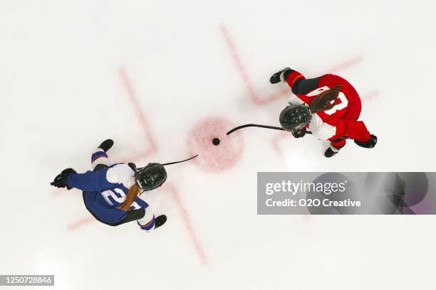 frauen-eishockey-team auf dem eis - eishockey frauen stock-fotos und bilder