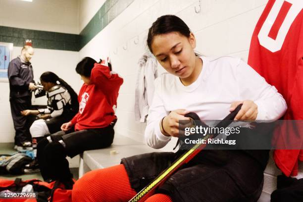 frauen-hockey-team in einem locker room - eishockey liga stock-fotos und bilder