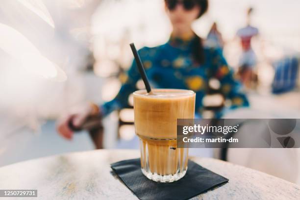 estate, vacanza e caffè ghiacciato frappe in spiaggia - caffè mocha foto e immagini stock