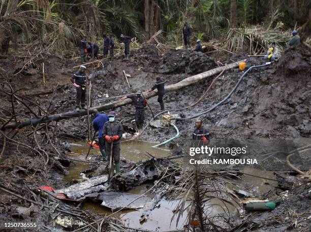 Cameroonian soldiers and firefighters search the Kenya Airways plane's black box, 10 May 2007, around the wreckage in Mbanga Pongo forest, near the...