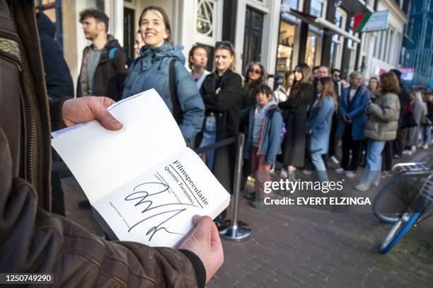 Autograph Queue Book Autograph Photos and Premium High Res Pictures - Getty Images