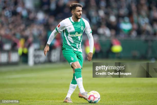 Leonardo Bittencourt of Werder Bremen controls the ball during the Bundesliga match between SV Werder Bremen and TSG Hoffenheim at Wohninvest...