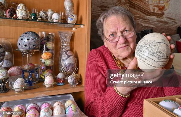 March 2023, Brandenburg, Rüdersdorf: Renate Radoy shows an ostrich egg in her apartment, which she designed with a motif from the Rüdersdorf Museum...