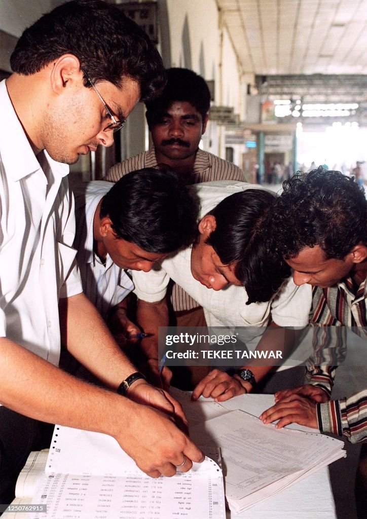 INDIA-TRAIN-RELATIVES