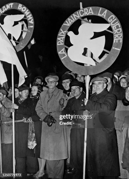 Picture taken on November 20, 1950 of French demonstrators of the World Congress for Peace . Un groupe de délégués français du Congrès mondial pour...