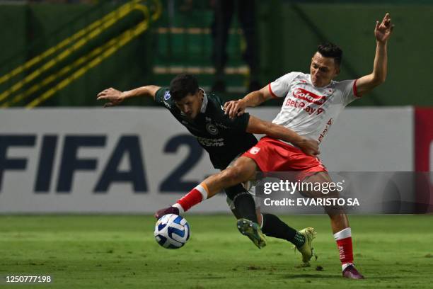 Goias' defender Hugo and Santa Fe's forward Wilfrido De La Rosa vie for the ball during the Copa Sudamericana group stage first leg football match...