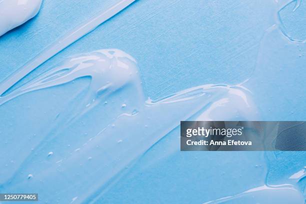 texture of transparent gel for body care - gel pour les cheveux photos et images de collection