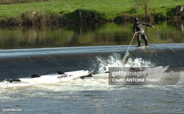 Un plongeur s'affaire à proximité de deux canoës, le 21 avril 2006 sur la Vienne près de Limoges, où un homme de 44 ans et ses deux fils de 9 et 12...