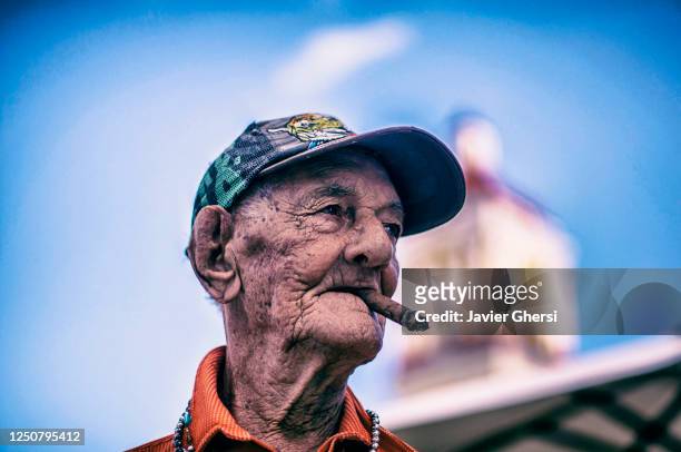 hombre anciano con gorra fumando un puro. san juan de los remedios, cuba. - anciano stock pictures, royalty-free photos & images